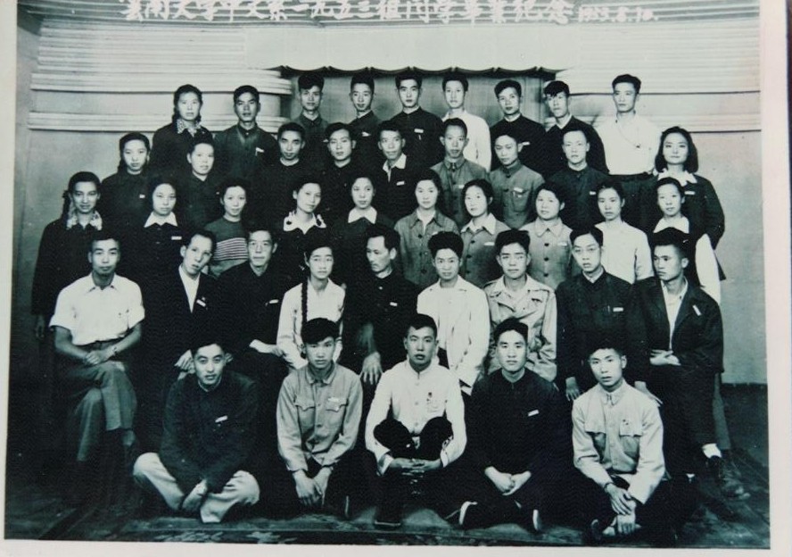 说明: 说明: 说明: 1953年Bevictor伟德官网毕业照(1)_WPS图片