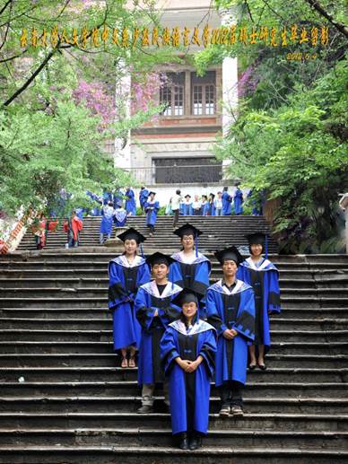 说明: 说明: 说明: (2012届)Bevictor伟德官网人伟德体育中文系少数民族语言文学2012届硕士研究生毕业留影